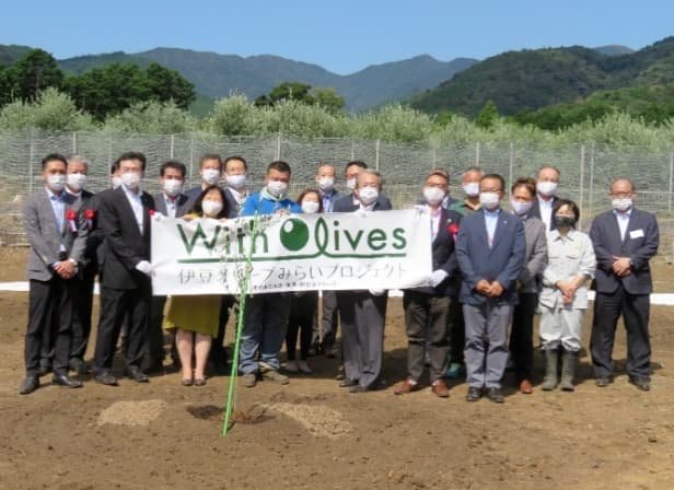2020年10月、J-オイルミルズが運営管理する片瀬圃場（静岡県賀茂郡東伊豆町片瀬）での植樹セレモニーの様子。