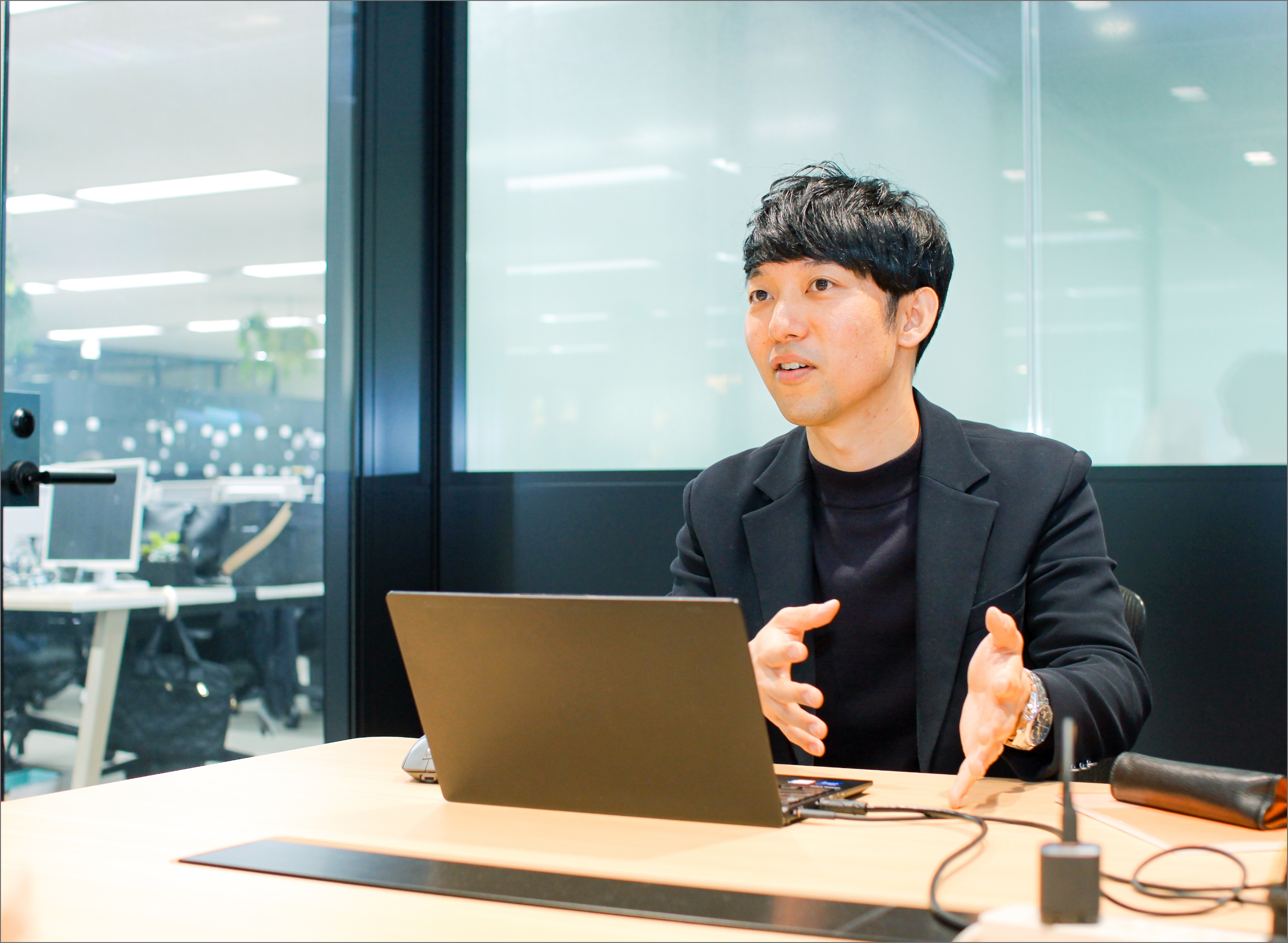 研究室でフラスコを持つJ-オイルミルズの女性社員