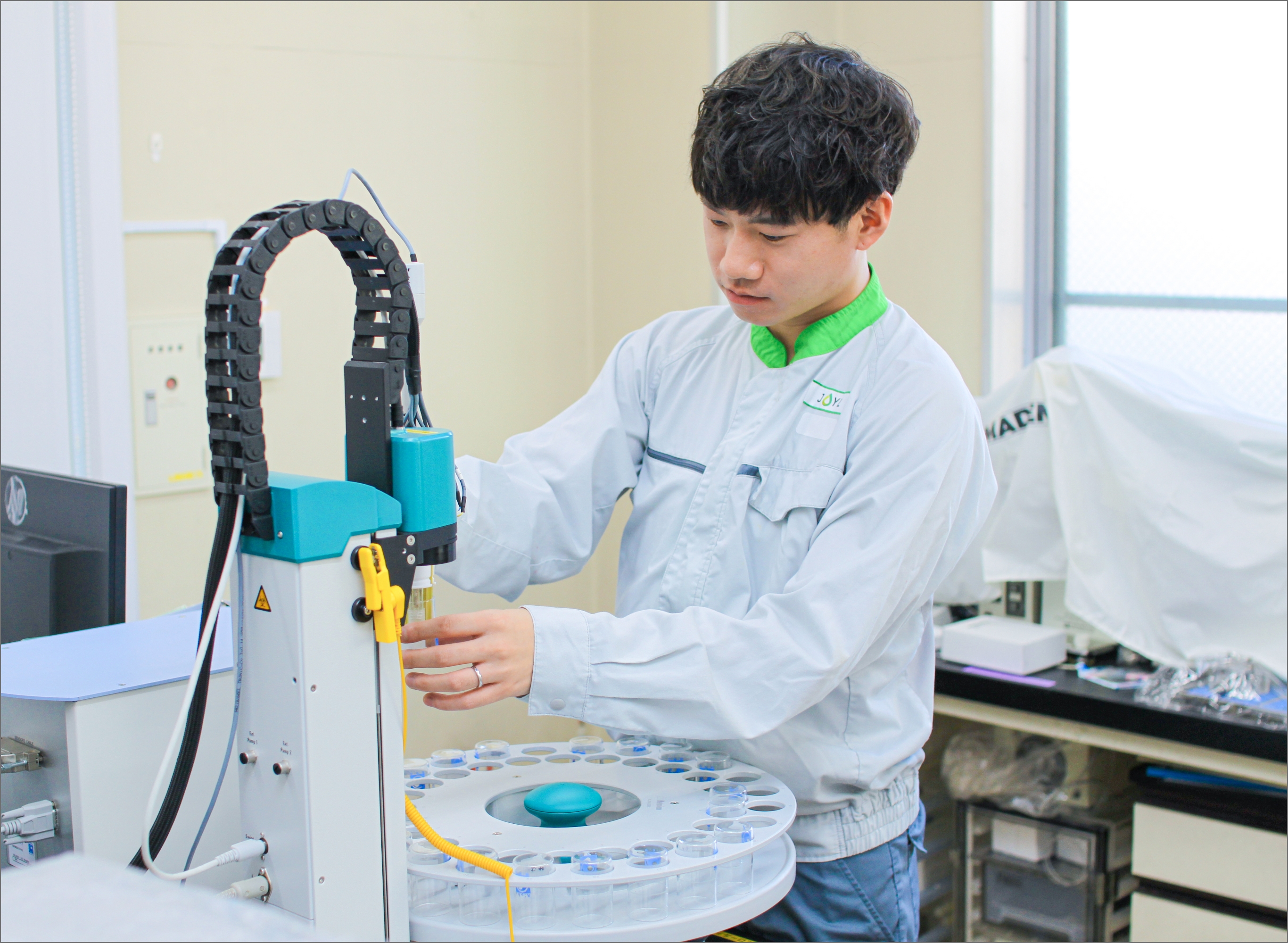 ヘルメットを被り工場敷地内を巡回点検するJ-オイルミルズの男性社員