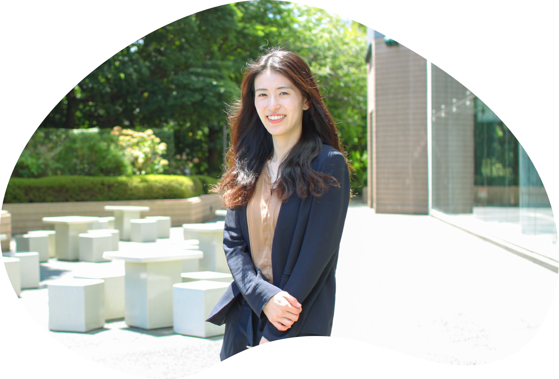 屋外に立つ笑顔のJ-オイルミルズの女性社員