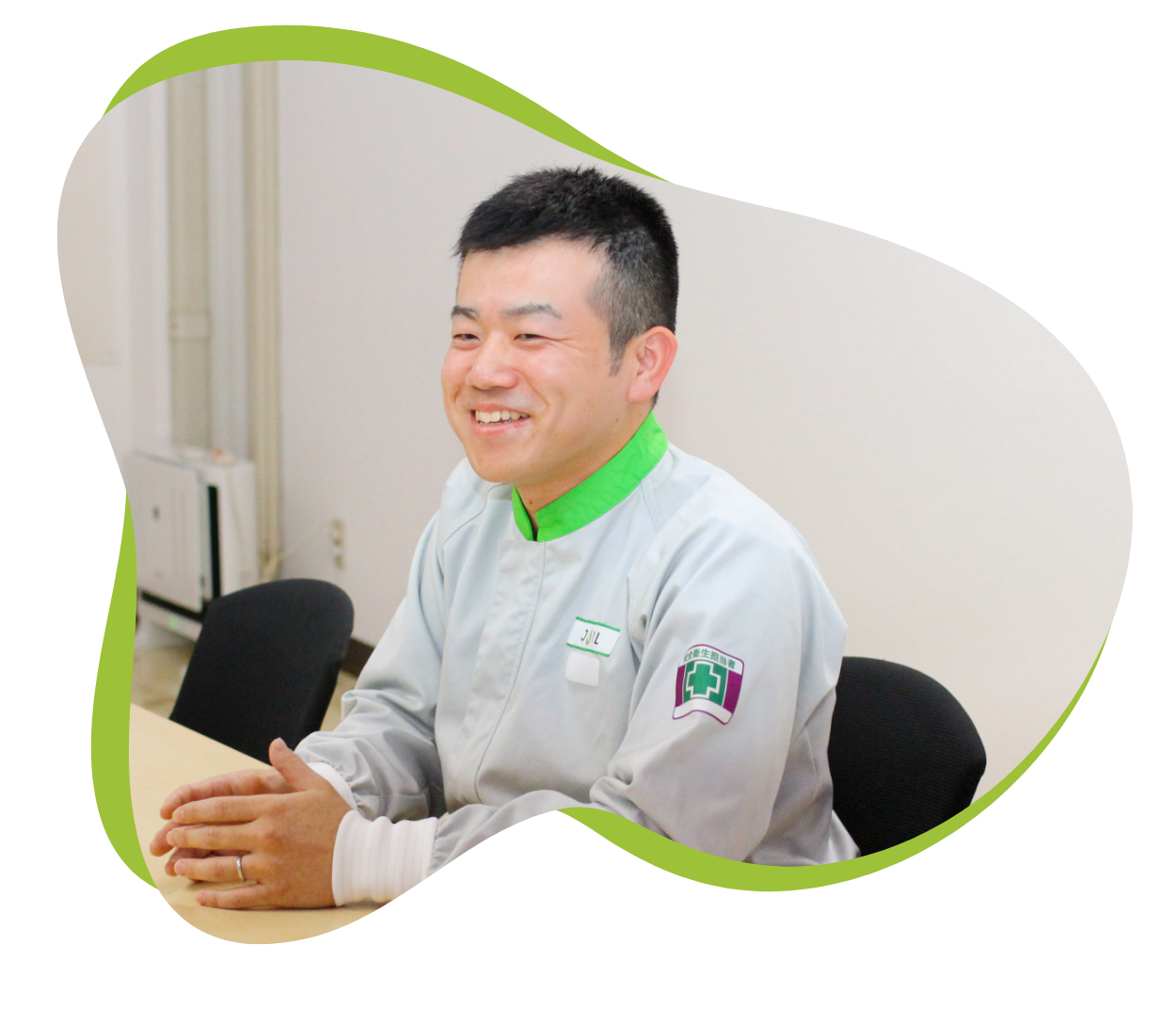 社員紹介五人目、技術系製造管理のSUZUKIのインタビュー写真