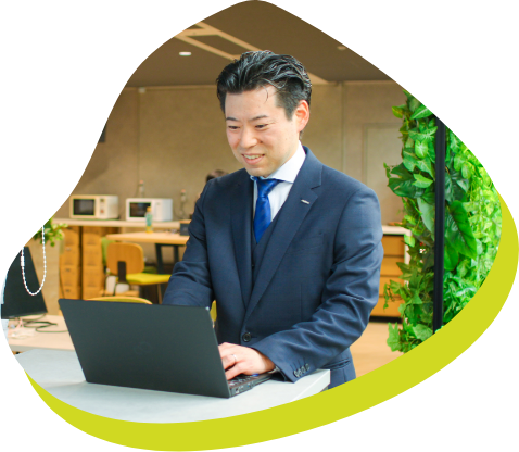 社員紹介一人目、事務系営業のODAの業務中の姿の写真