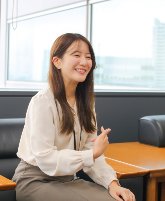 社員紹介一人目、事務系営業のODAの業務中の姿の写真
