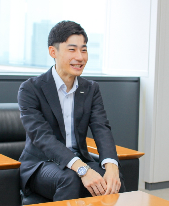 社員紹介一人目、事務系営業のODAの業務中の姿の写真