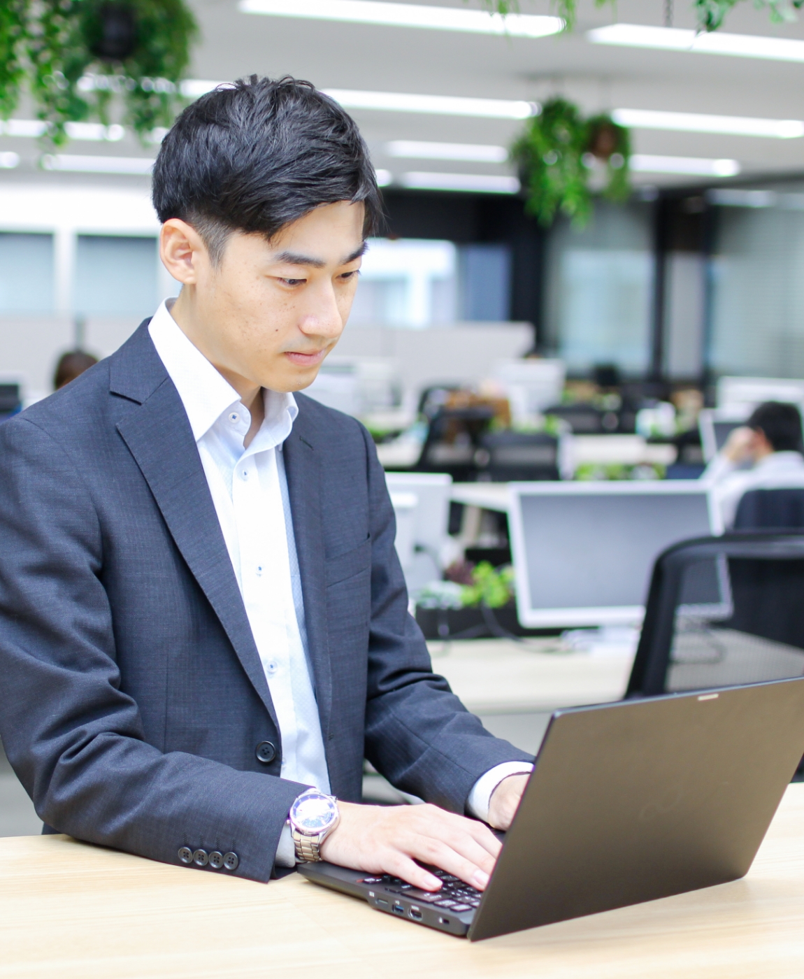 社員紹介一人目、事務系営業のODAの業務中の姿の写真