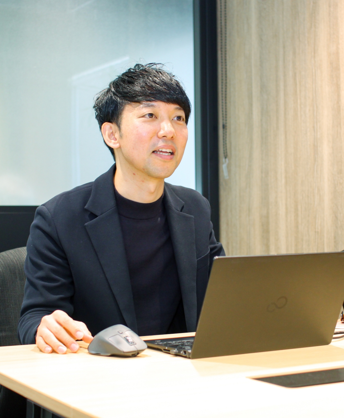 社員紹介一人目、事務系営業のODAの業務中の姿の写真