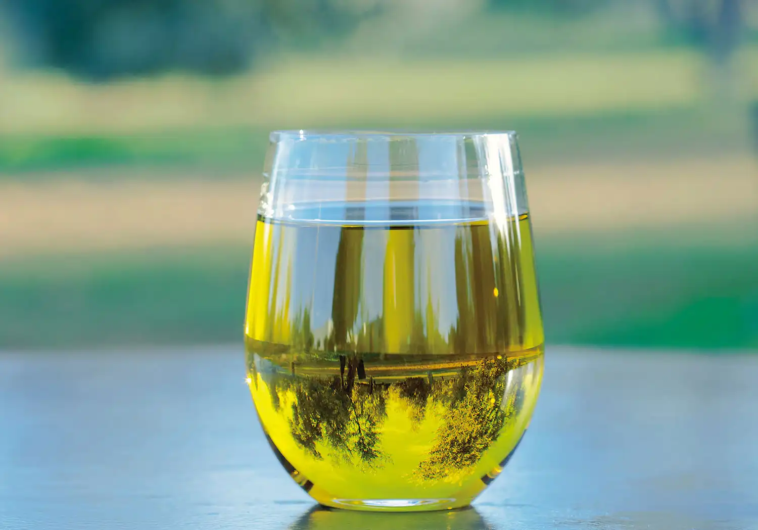 グラスに注がれたオリーブオイルの画像