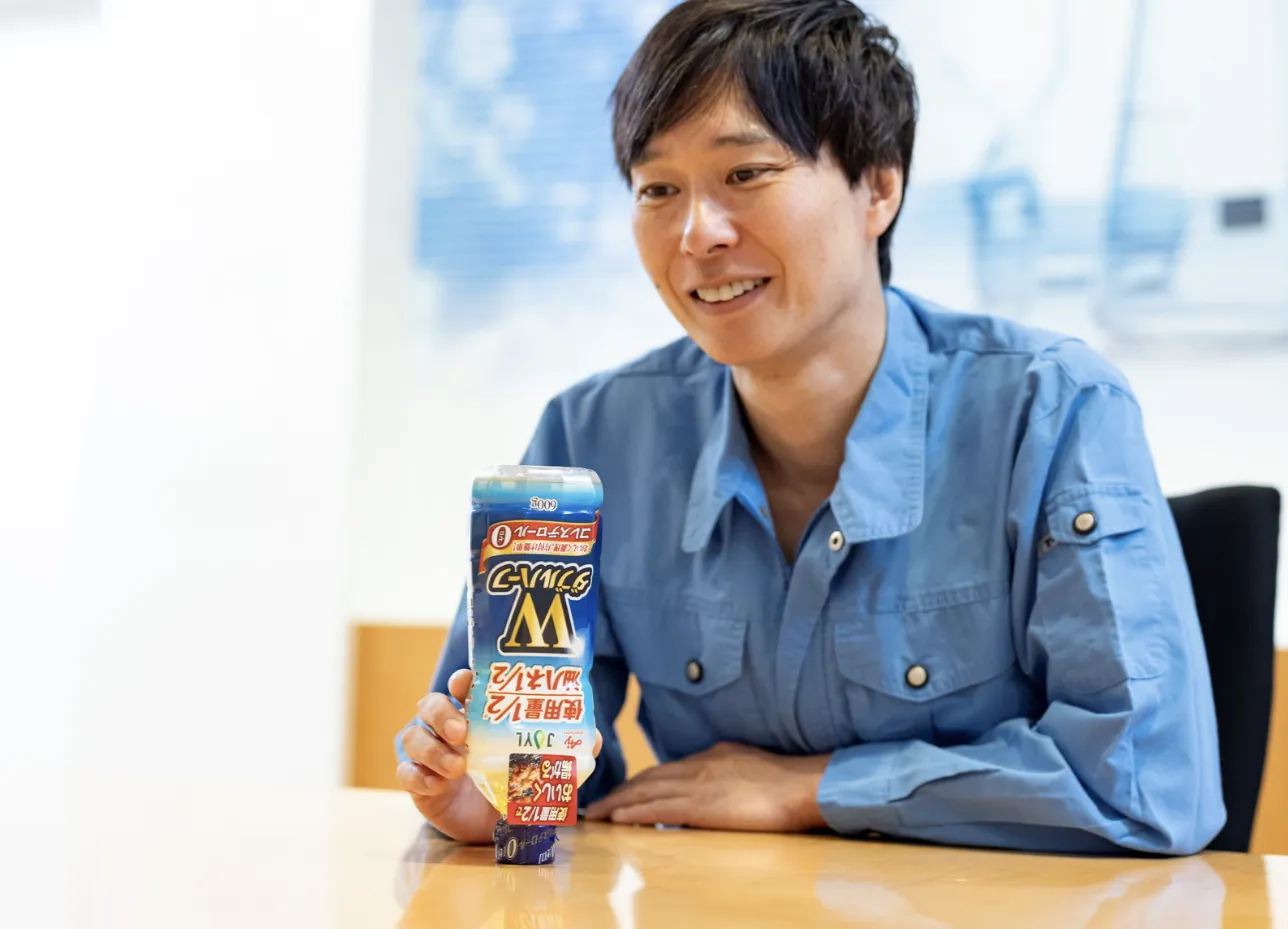 容器に残った油の切り方を説明する滝沢さん。キャップをあけて（紙パックの場合は注ぎ口を開いて）、不要な紙の上などで一晩逆さにしておけばOK！