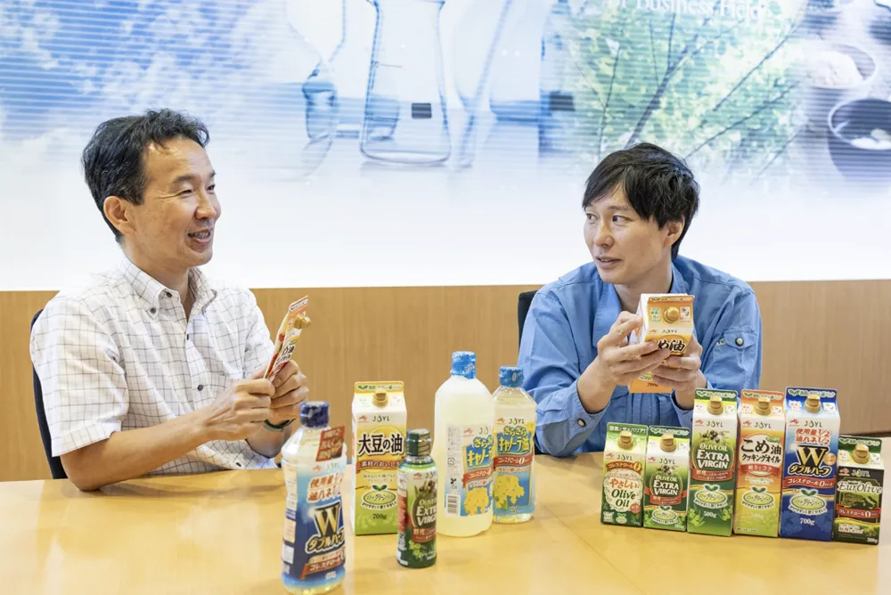 ゴミ清掃芸人　マシンガンズ滝沢秀一さんに、J-オイルミルズの取り組みを紹介するJ-オイルミルズ 経営推進部 経営推進グループ長　日高和弘。