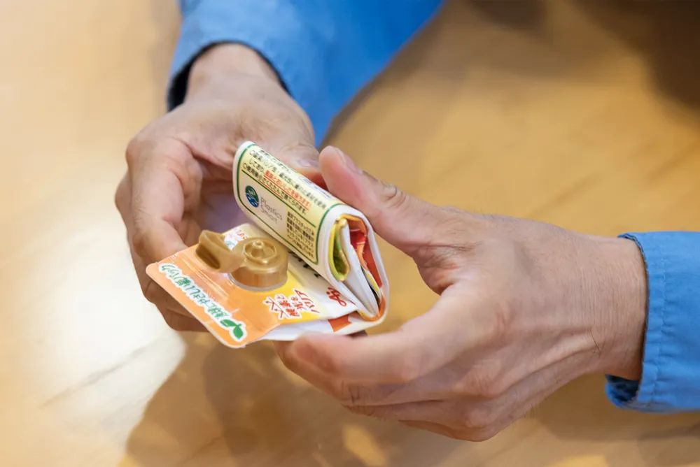 実際に、滝沢さんが『スマートグリーンパック®』をたたんでみると、ここまで小さくなった！