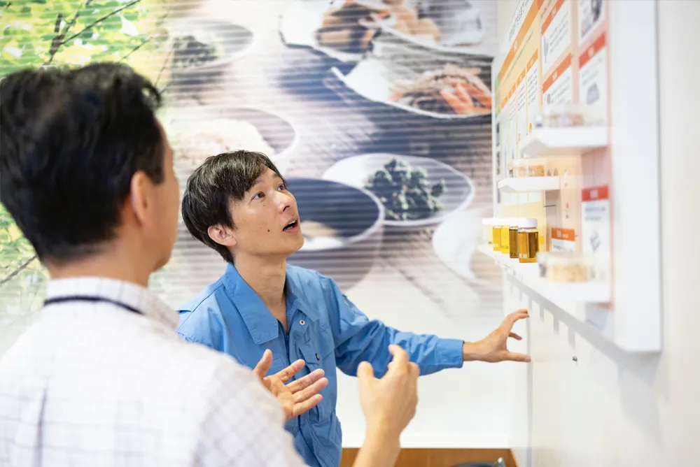 J-オイルミルズの食用油の製造工程と、ゼロエミッションの取り組みを熱心に聞く滝沢さん。