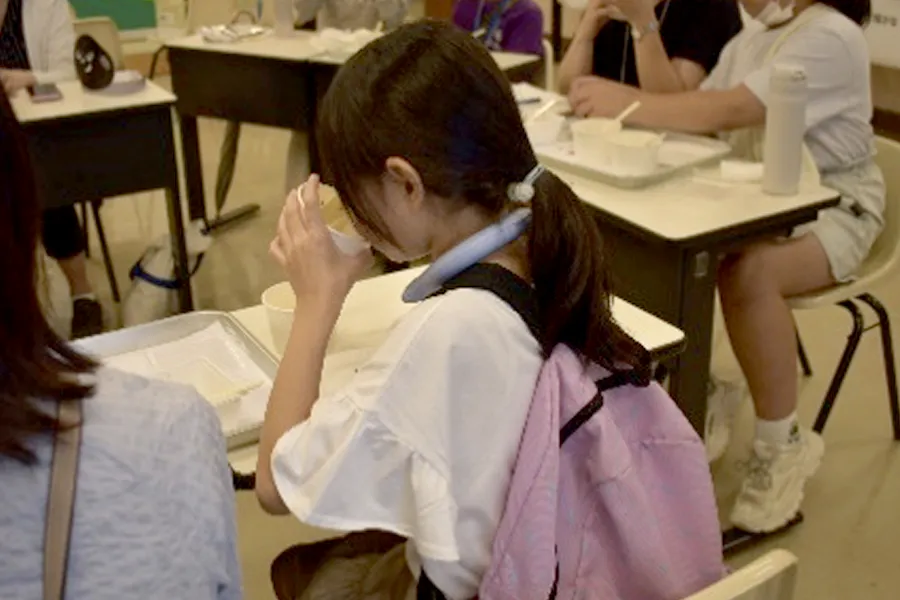 体験学習「オイルおにぎり」づくりの様子