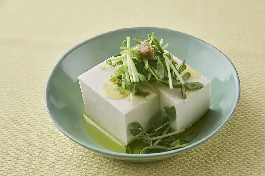 冷ややっこ＋エクストラバージンオリーブオイル＋ゆずこしょう＋塩＋豆苗
