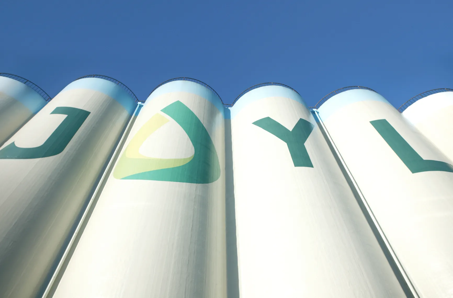 原料サイロのキービジュアル　