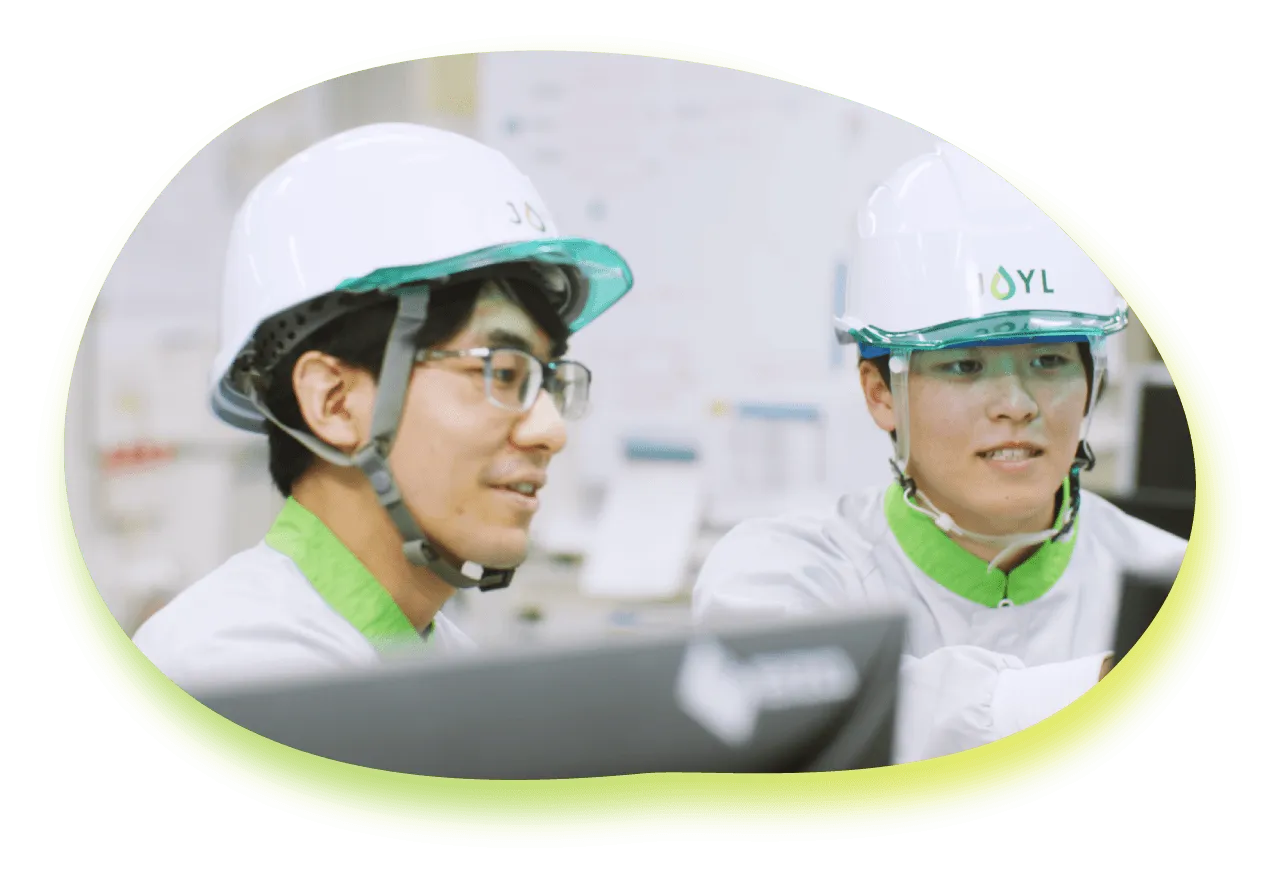 2人の従業員がコミュニケーションしている写真