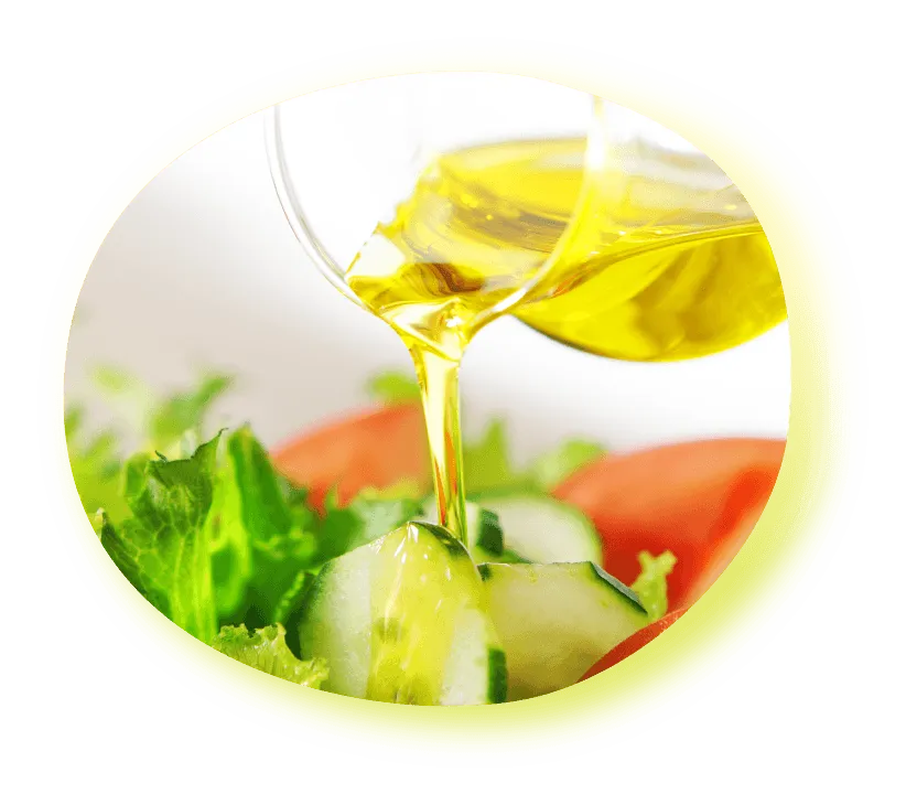 野菜サラダに植物油を生がけしている写真