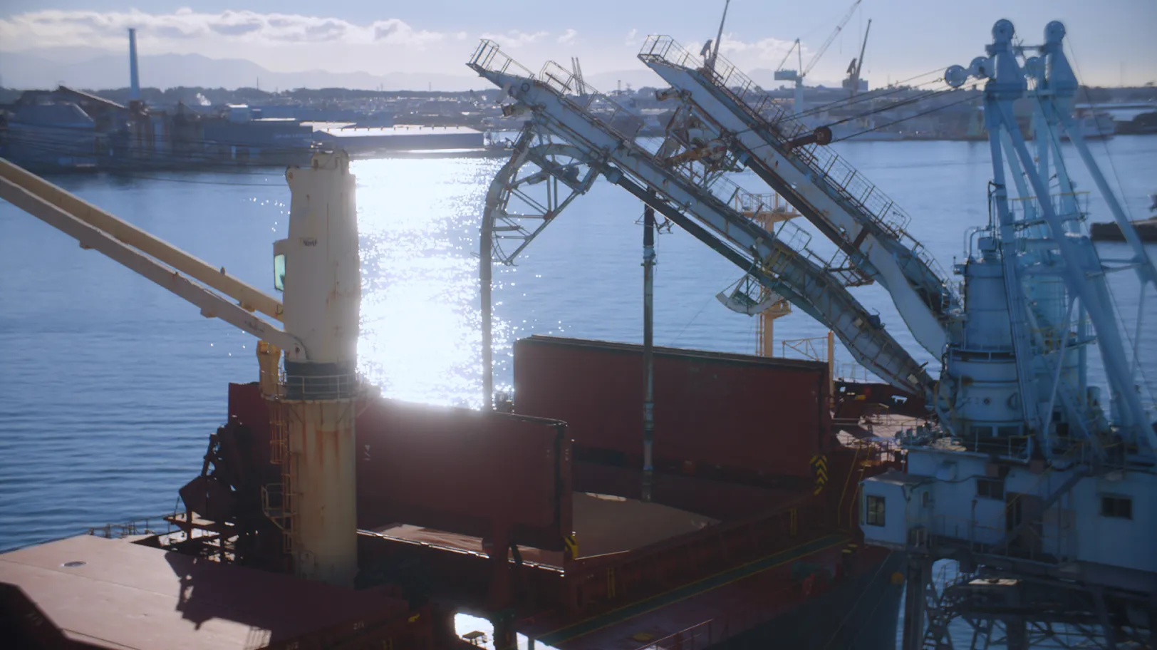 大型の船から原料が荷揚げされる様子を紹介する動画