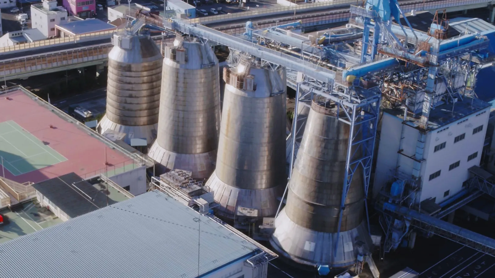 油を搾り出した後のあぶらかすである、ミールについて紹介する動画