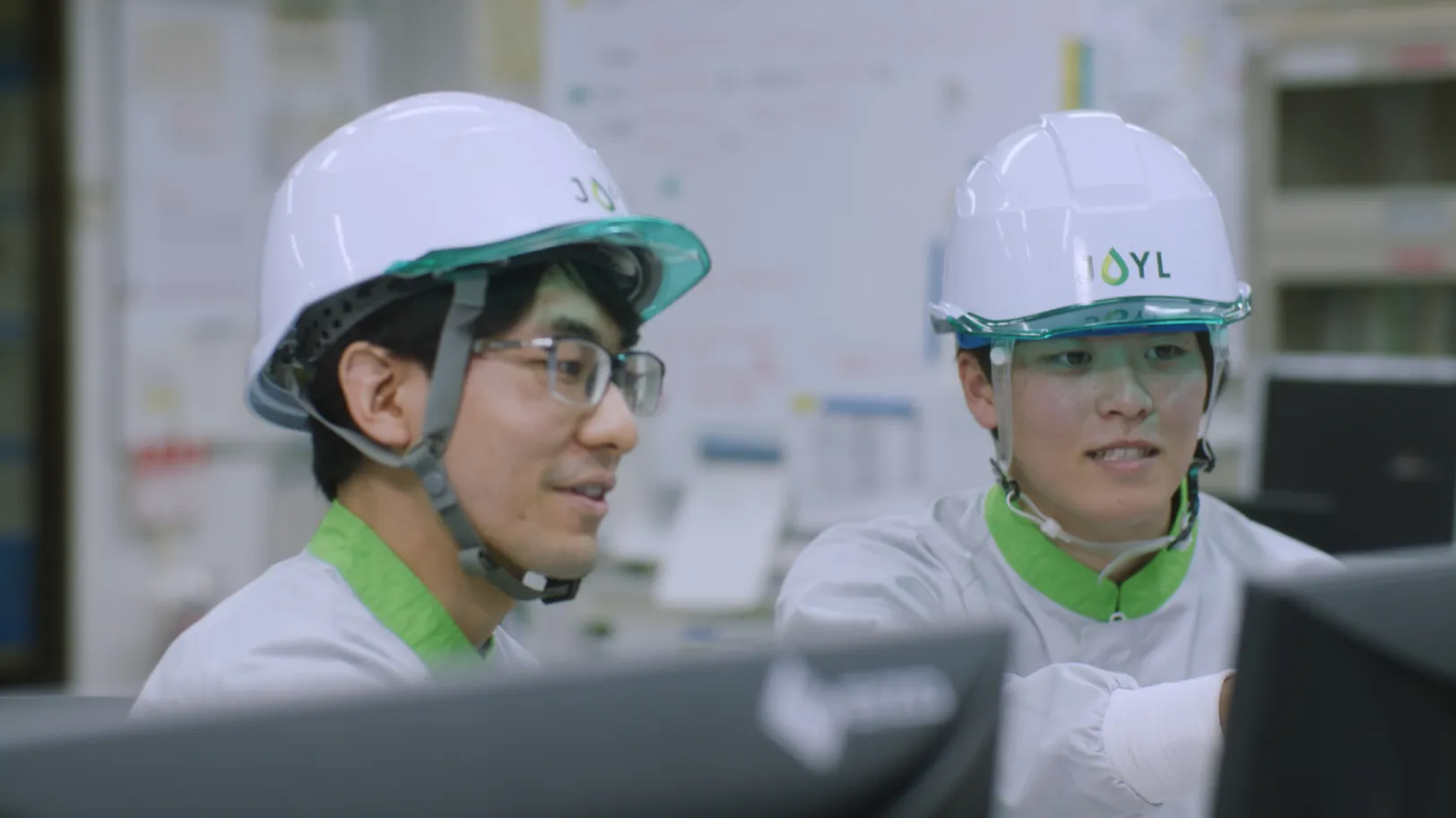 プロダクションセンター、工場品質管理室の様子を紹介する動画