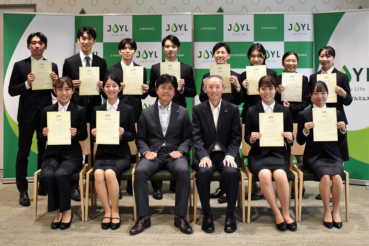 内定者12名との撮影.jpg