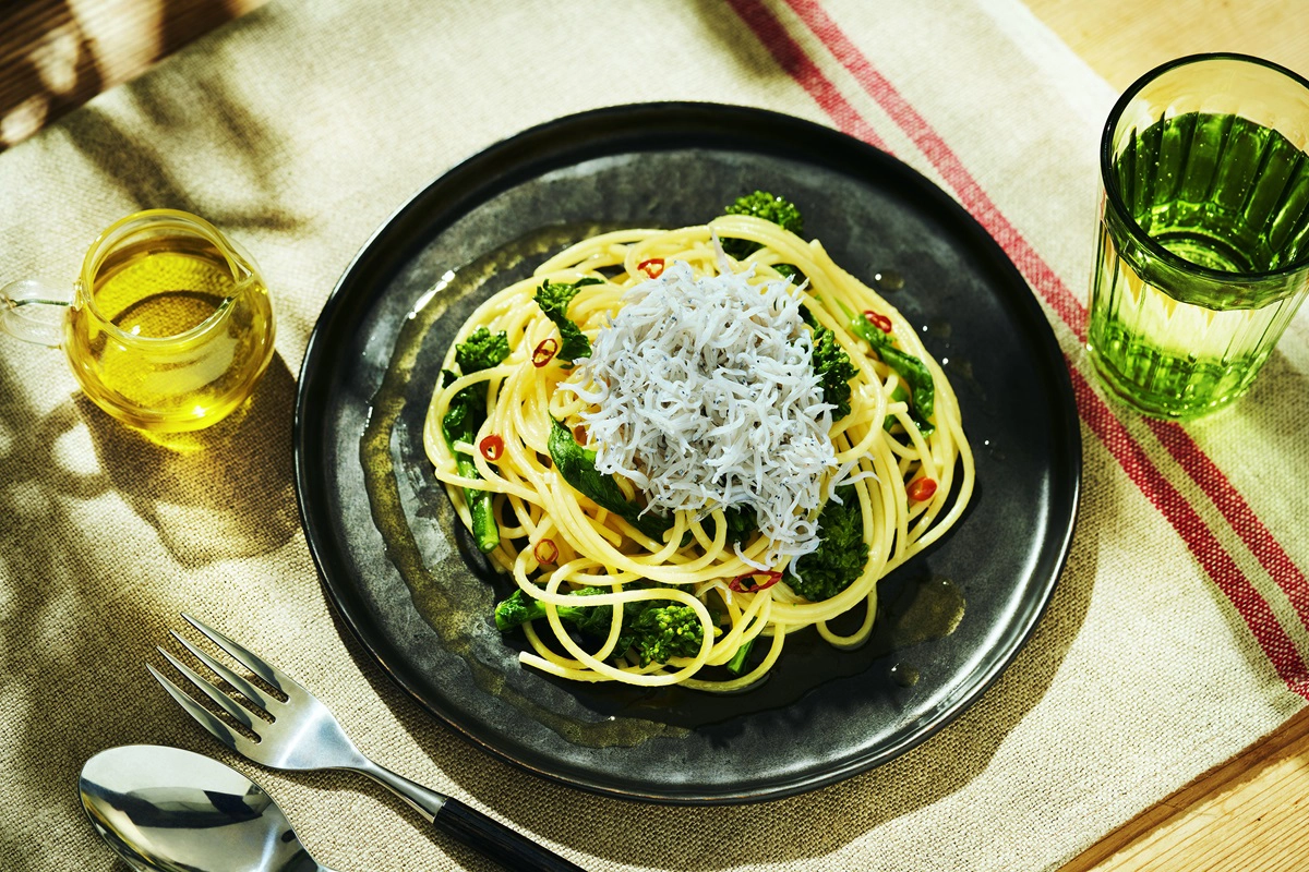 旬の青菜と釜揚げしらすのペペロンチーノの料理画像