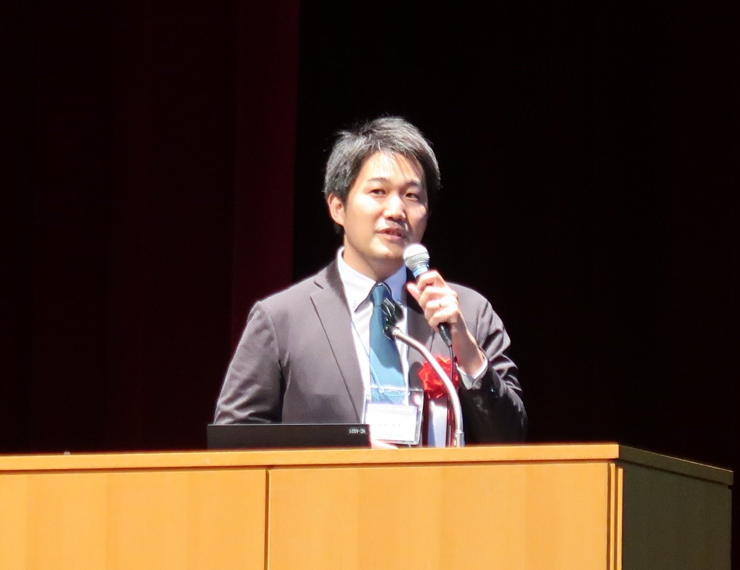 受賞講演を行った、当社研究メンバーの境野眞善.jpg