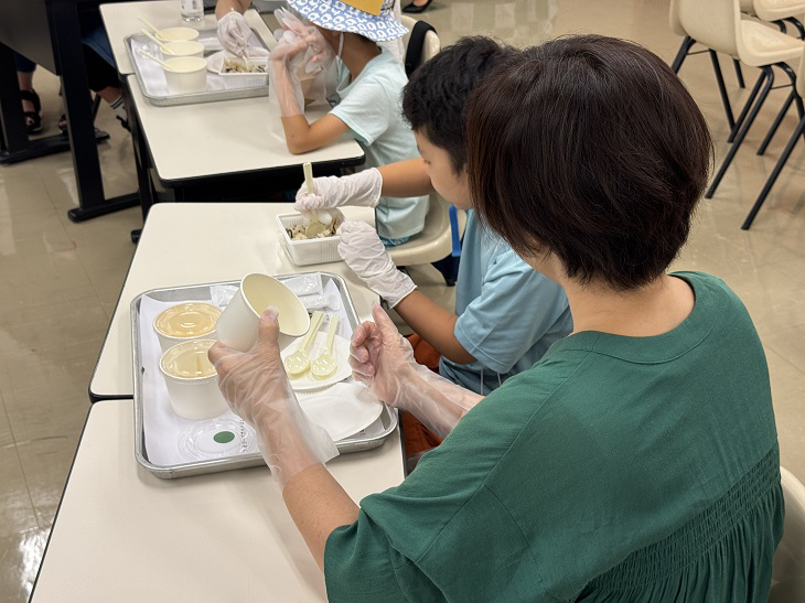 「オイルおにぎり」づくりを行う参加者