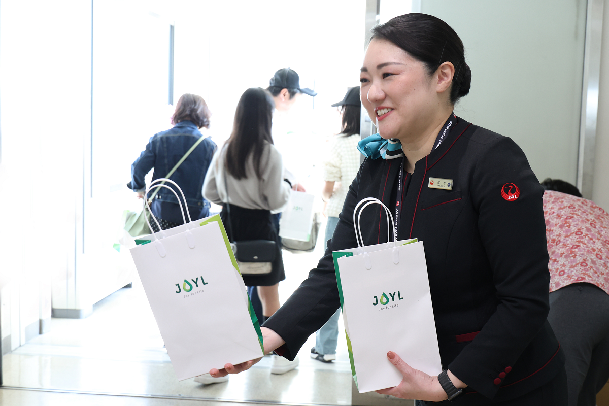 お土産配布の様子