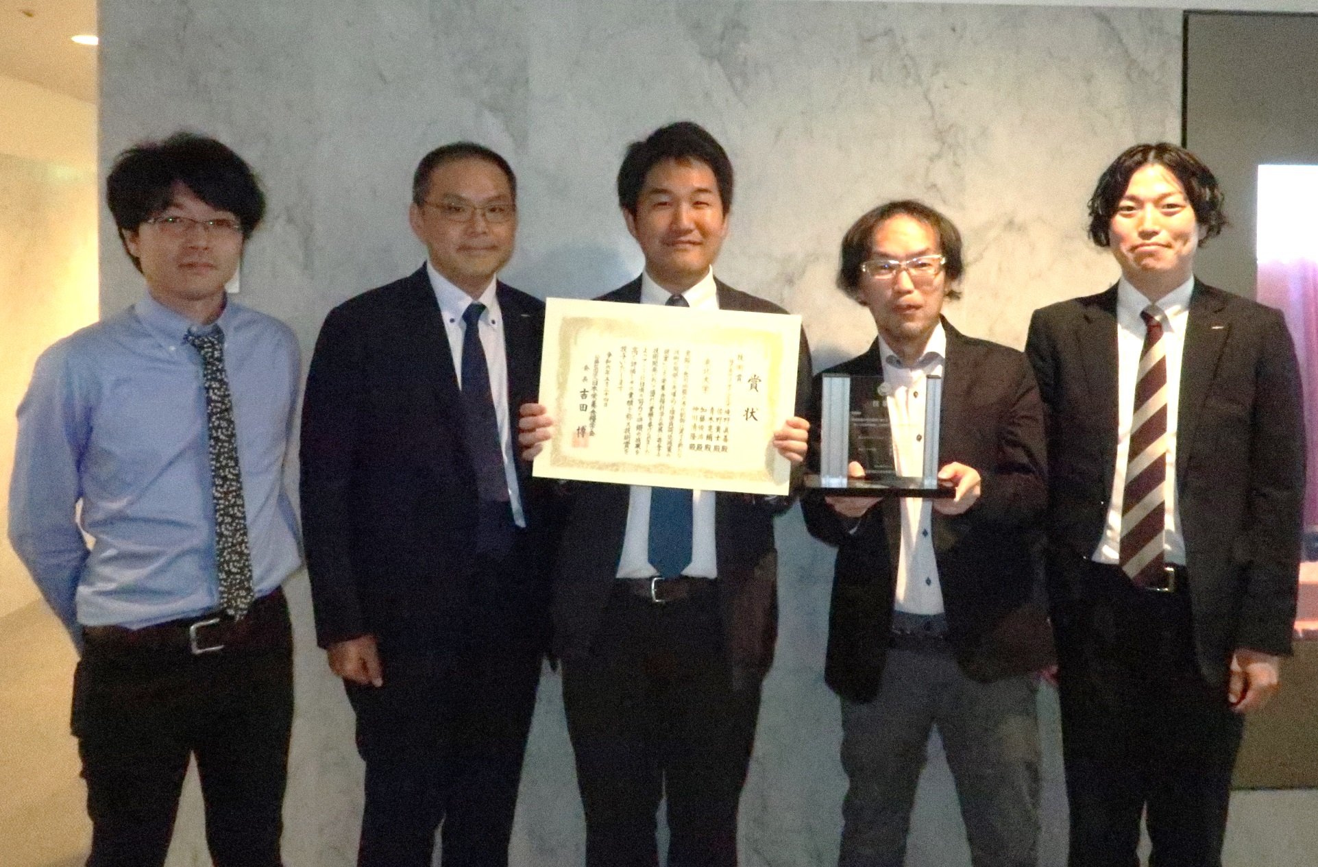 受賞講演後の集合写真.jpg