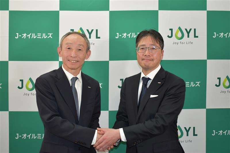 現社長 佐藤 達也(左) 次期社長 春山 裕一郎(右)