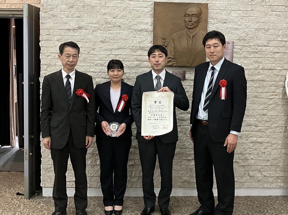 2025年度 日本ビタミン学会「企画・技術・活動賞」当社受賞メンバー。左から佐藤 俊郎、河原 瑠美、鈴木 啓章、宮田 貴史