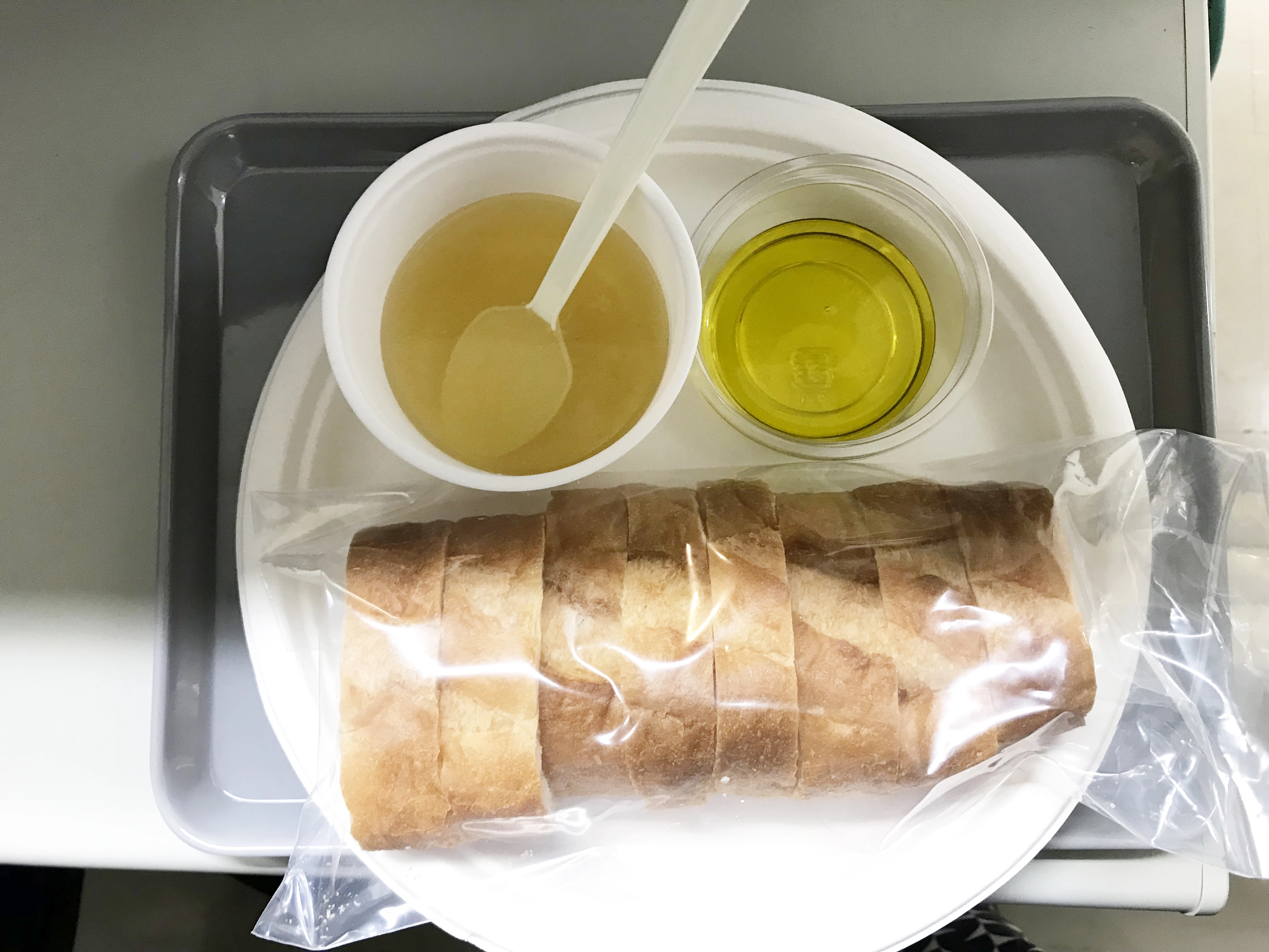 食事はオリーブオイル・バゲット・コンソメスープの画像