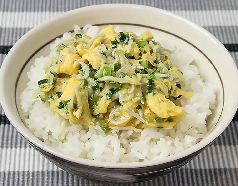 しらすとねぎのふわふわ卵のせご飯