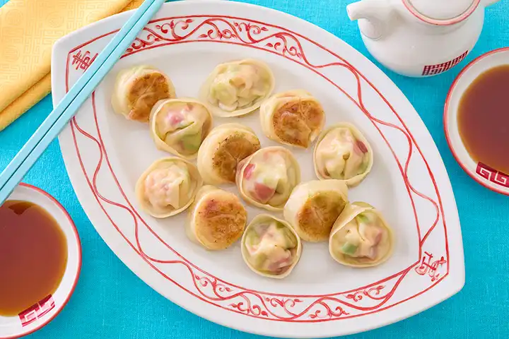 えびとアボカドのトマトギョーザ