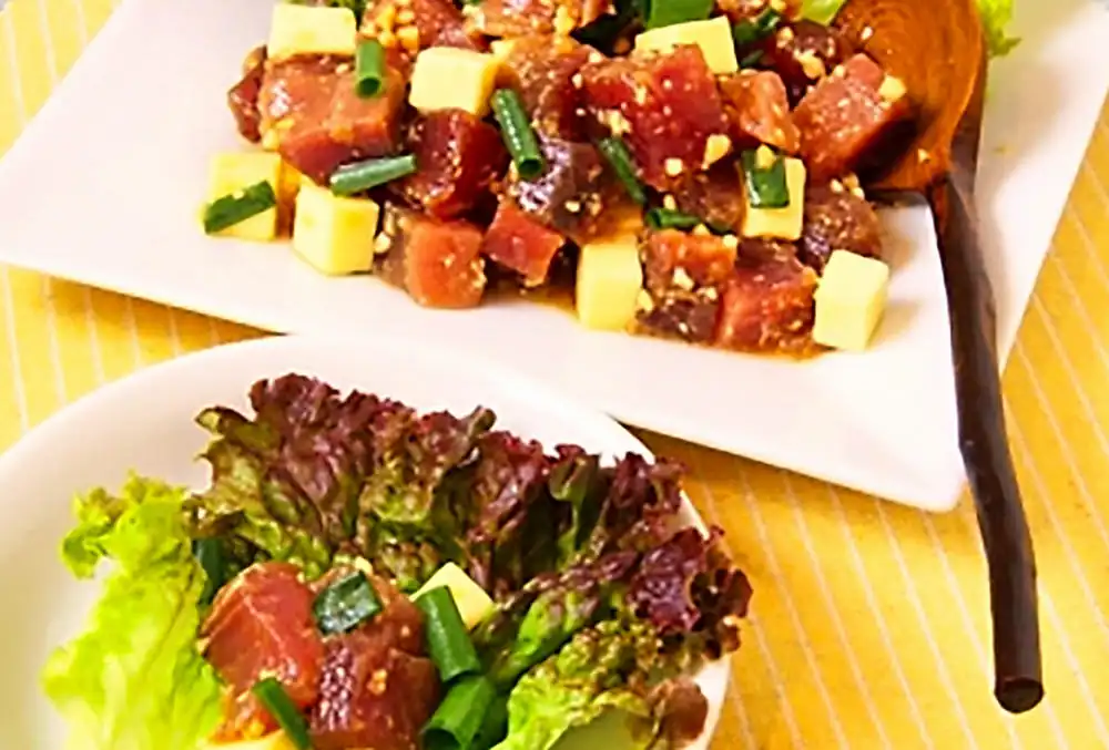 かつおとチーズのピーナッツあえ　レタス巻き