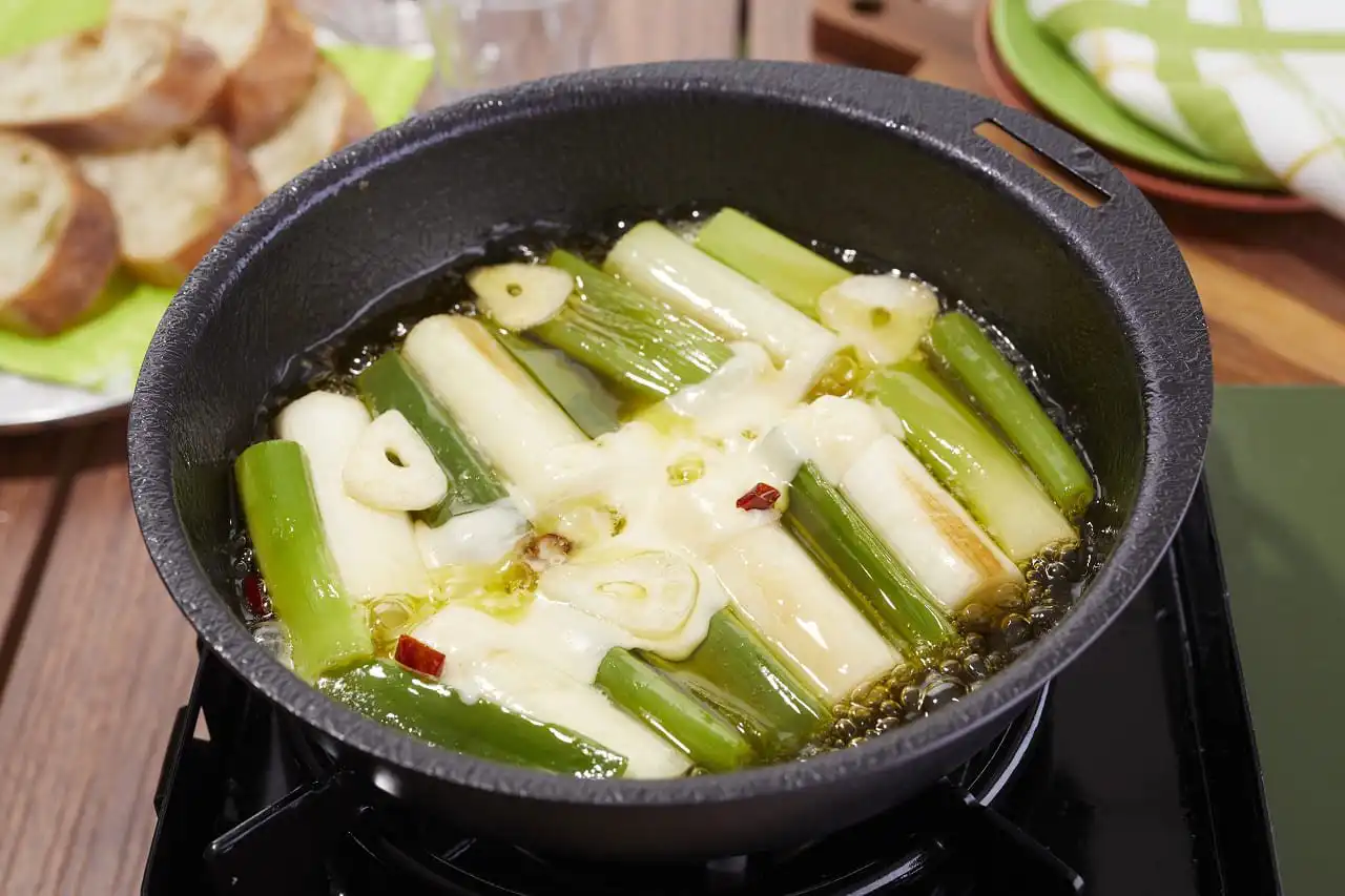 青い部分も使って１本まるごとねぎとチーズのアヒージョ