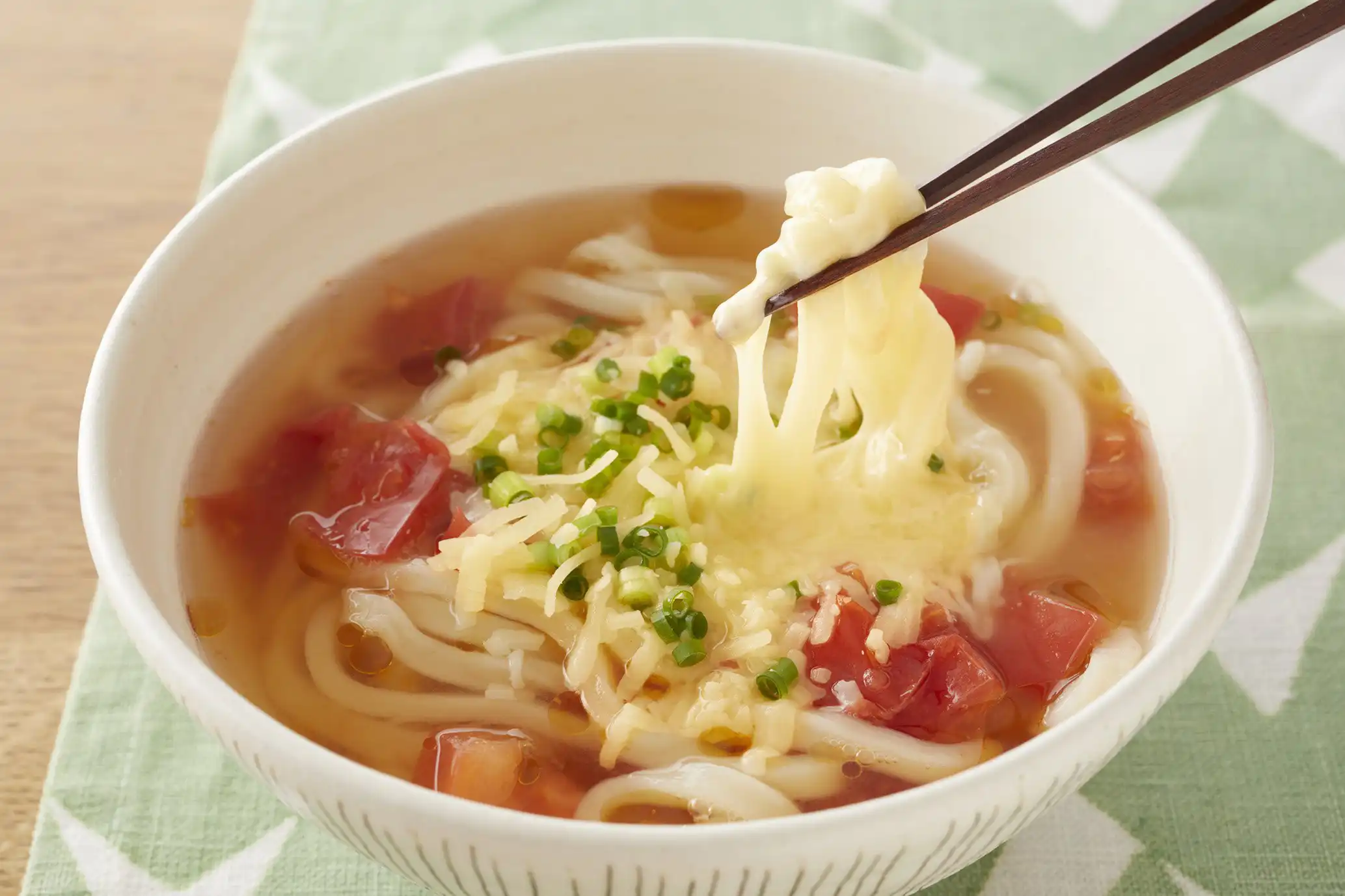 トマトとチーズのゲン担ぎうどん