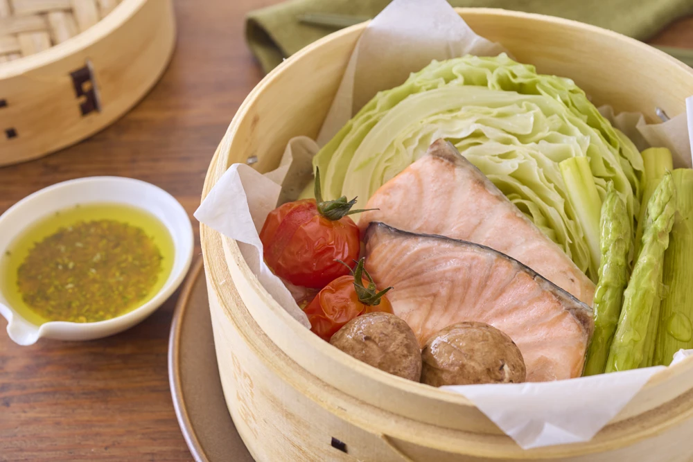 アンチョビオリーブオイルで食べるサーモンと野菜のごちそうせいろ蒸し