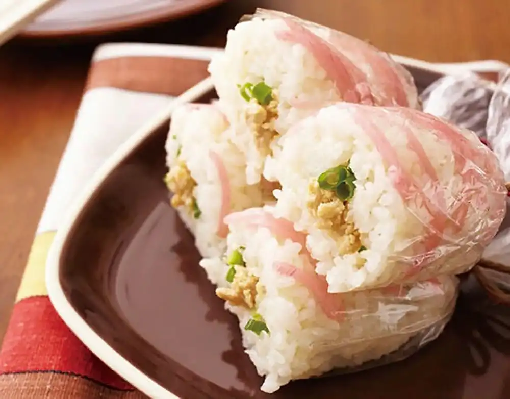 鶏みそと青ねぎのスティックオイルおにぎり