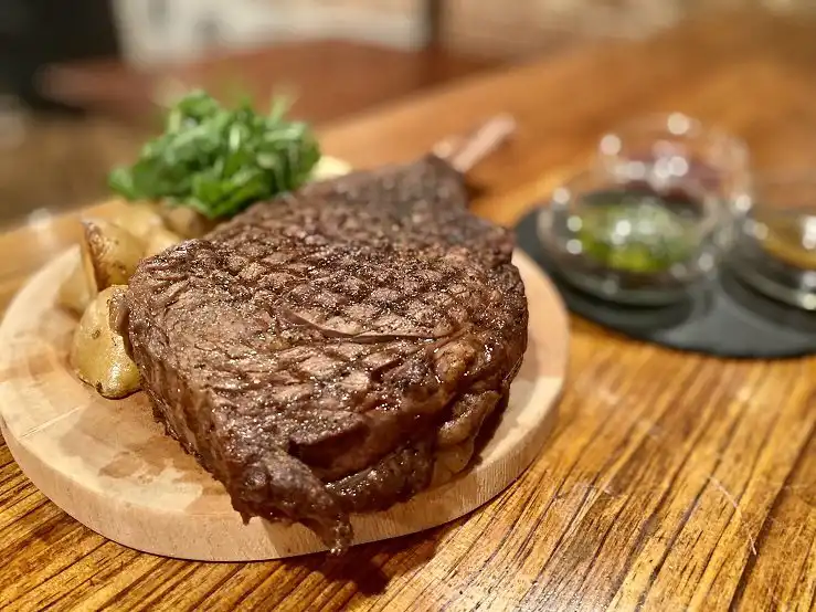 特大トマホークステーキのグリル～オリーブ香る３種のソース～