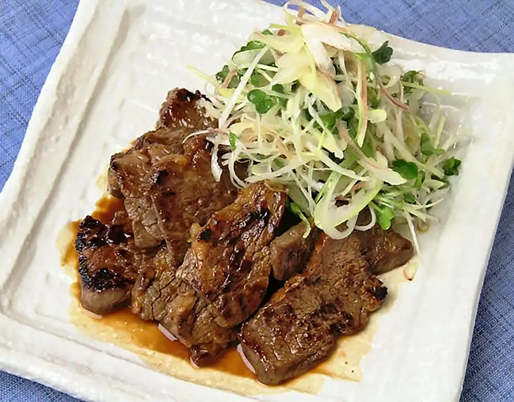 牛カルビ焼き肉と香味野菜のわさびレモンあえ