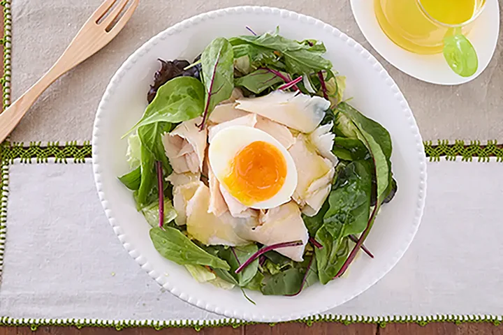 盛るだけ簡単！チキたまサラダ