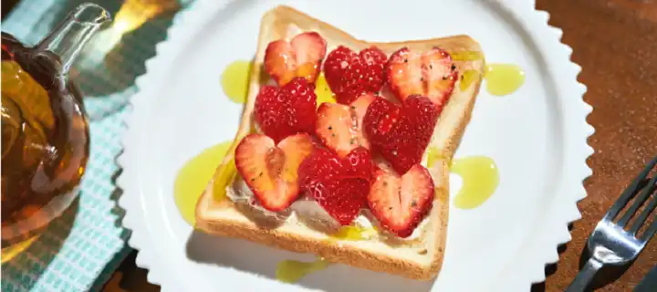 いちごのせクリームチーズトースト
