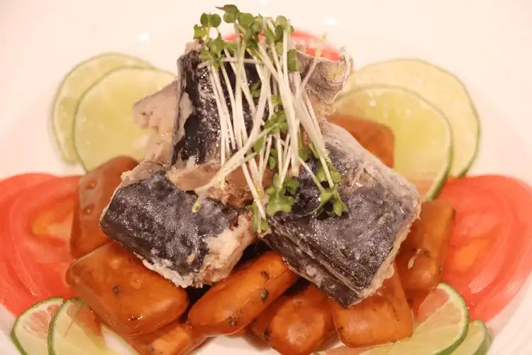 揚げ乾パンとサバ缶のオリーブオイル掛け