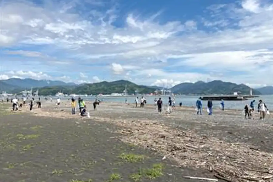 Shizuoka Office: Cleaning up Miho-Masaki Beach