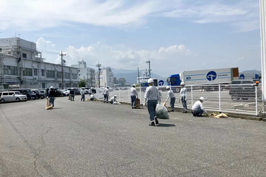静岡事業所　江尻港夏季一斉清掃活動の様子