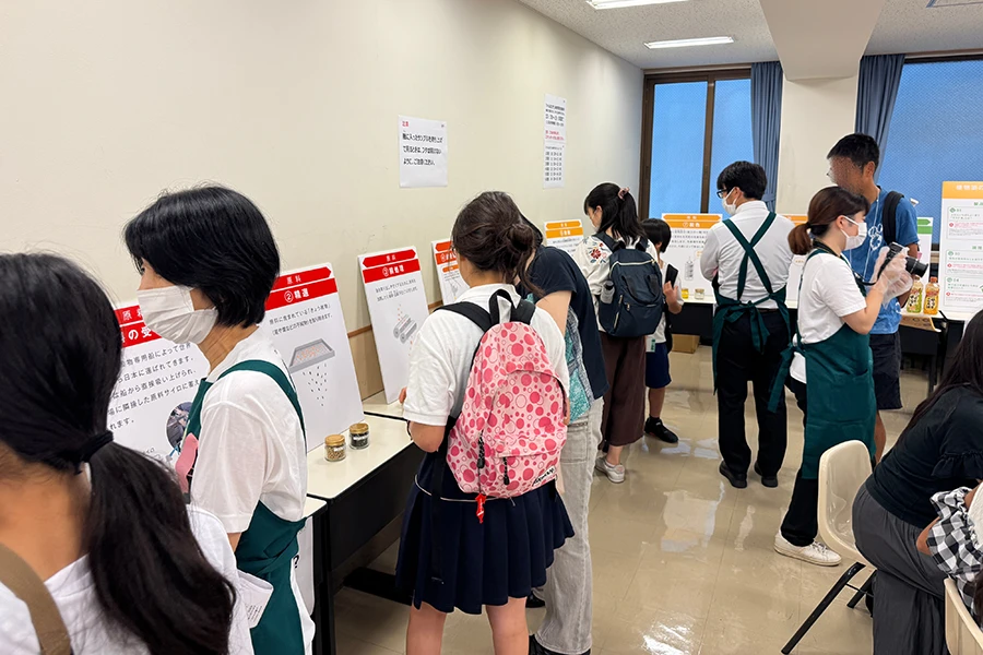 展示ブースを見学する参加者の様子